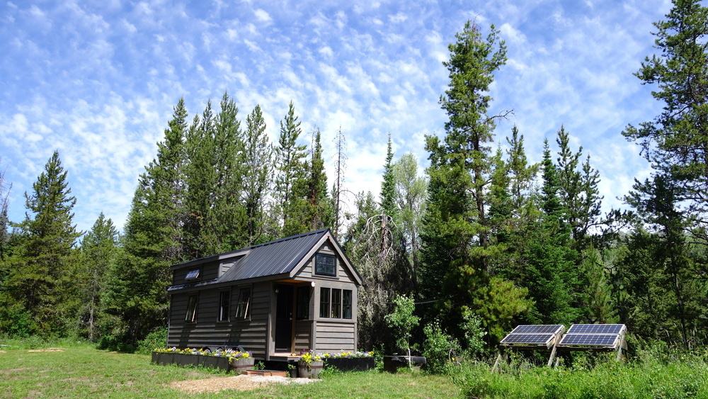 12 Reasons To Move Into A Tiny House (& 15 Reasons It Might Not Be For You)