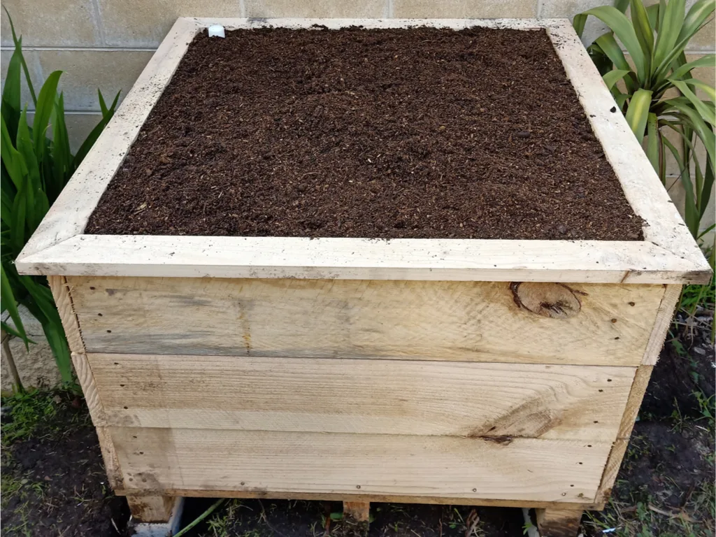 Wicking bed planter