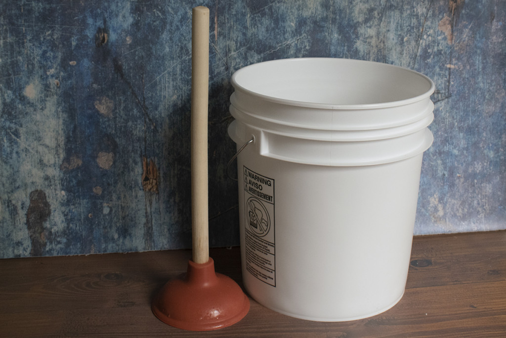 5-Gallon bucket and plunger