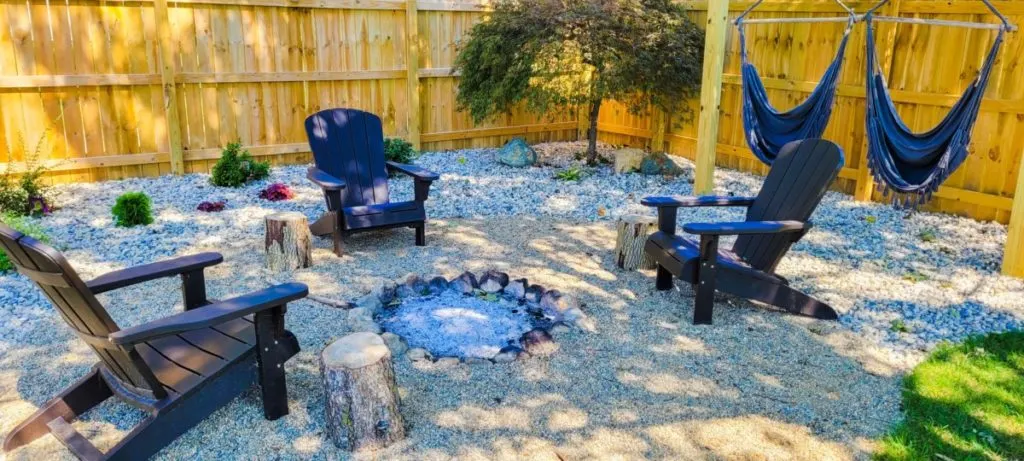 12 Inspiring Backyard Fire Pit Ideas, Fire Pit In Middle Of Yard
