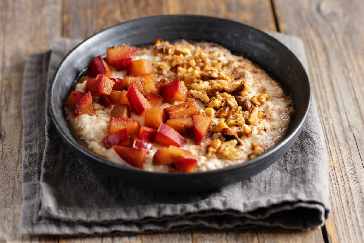 Oatmeal with chopped plums