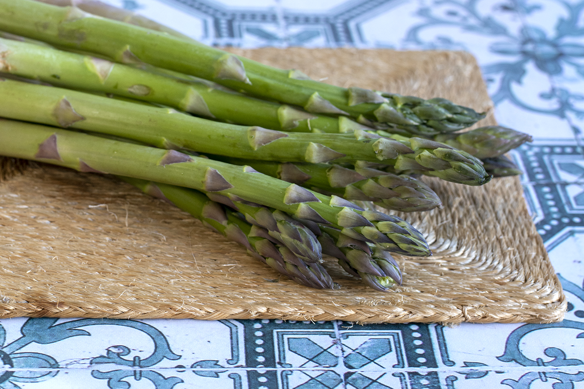 bunch of thick-stemmed asparagus