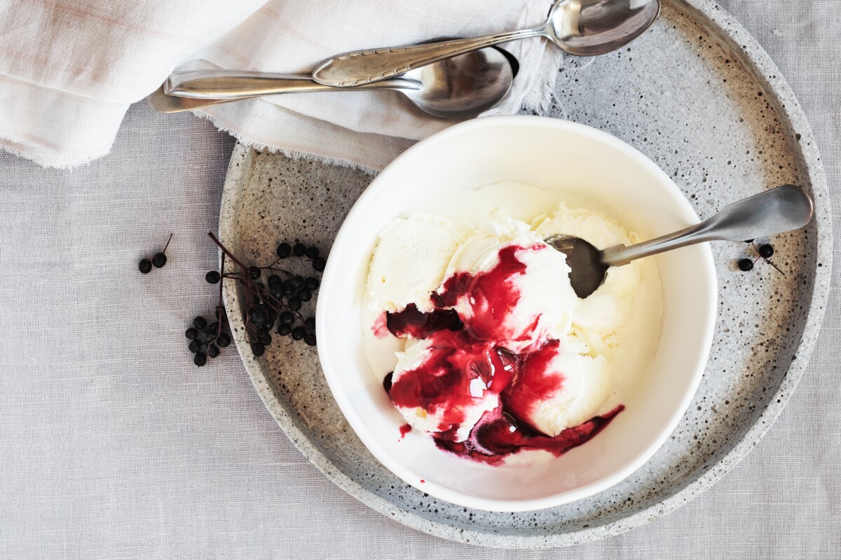Ice cream with elderberry syrup