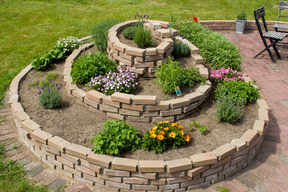 Spiral garden bed