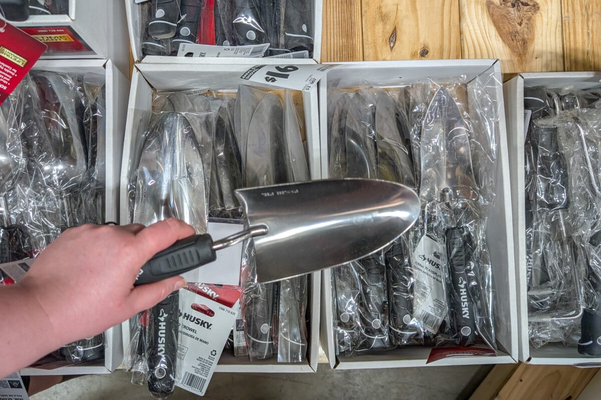 Cheaply made hand trowel